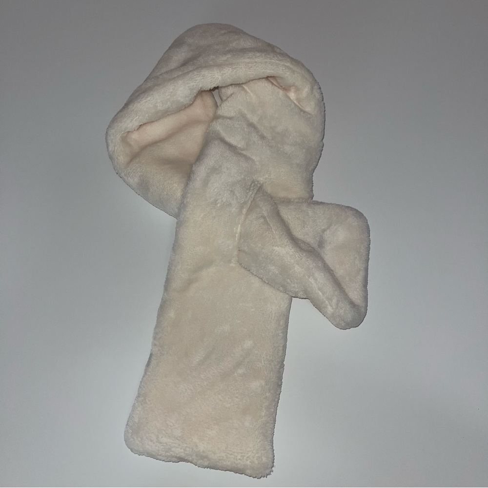 32 ° Heat | Cool Fuzzy Scarf